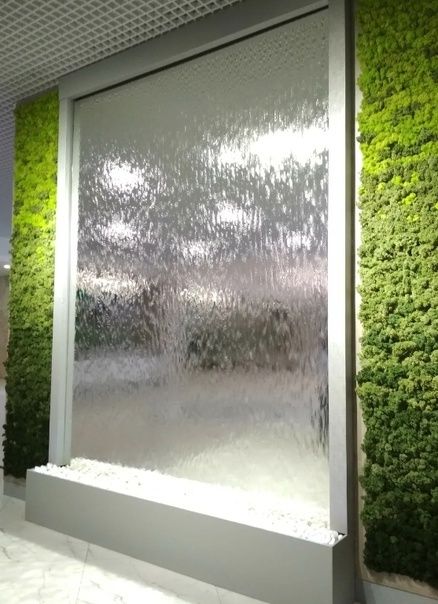 Водопад по стеклу, нержавеющей сетке и натуральному камню