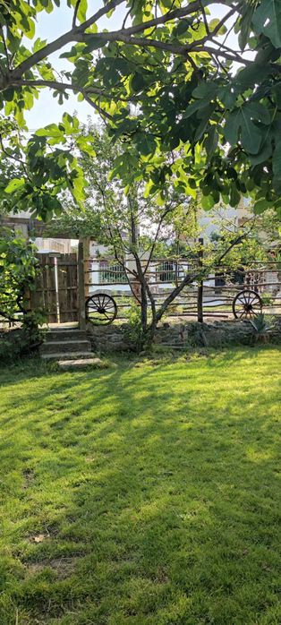 Имот + 3 къщи в село ВАРВАРА