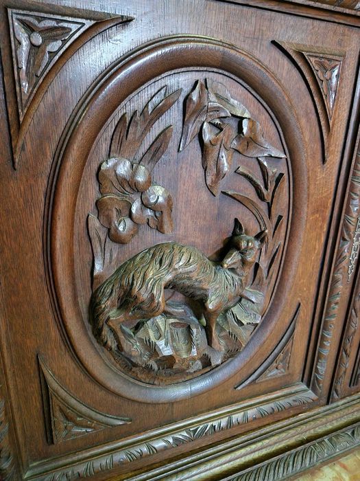 Величествен антикварен бюфет от масивен дъб в стил Неоренесанс