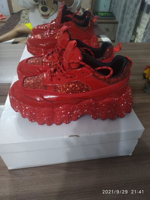 Продам кроссовки ..