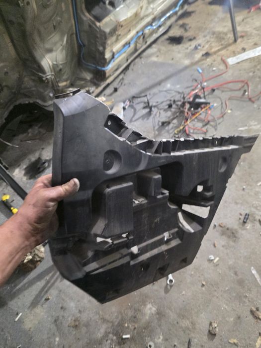 Стойка държач за броня за BMW F10