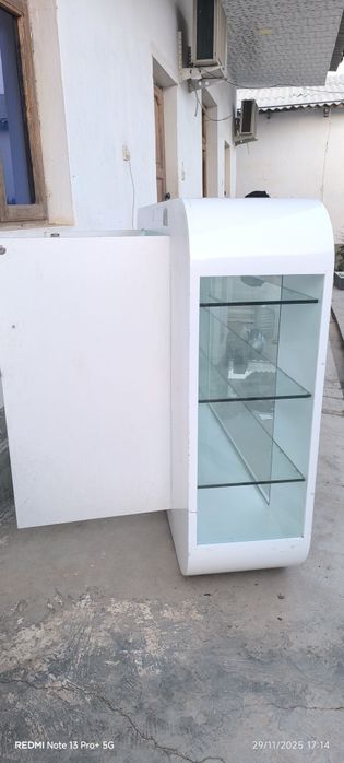 Sotuvchilar uchun telefon va boshqa aksesuvarlar qoʻyish uchun vitrina