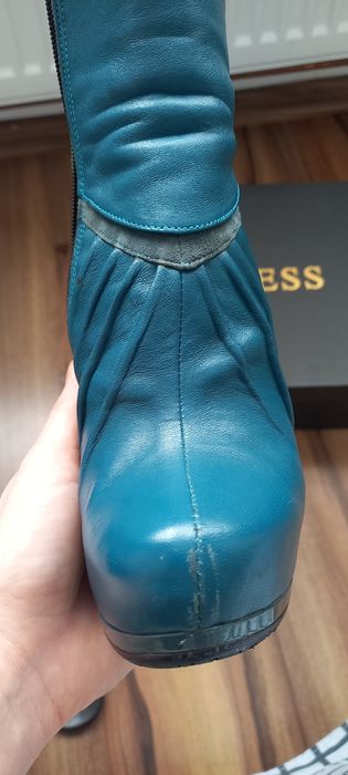 Vând  botine nr34  din piele naturala