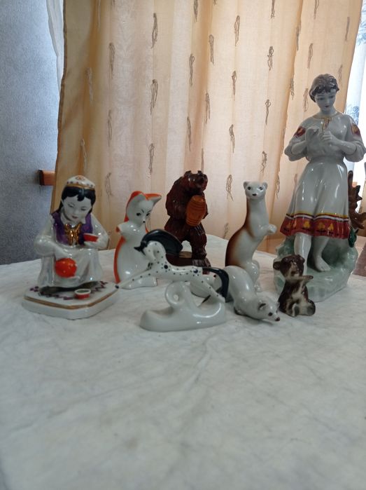 Статуэтки фарфоровые.