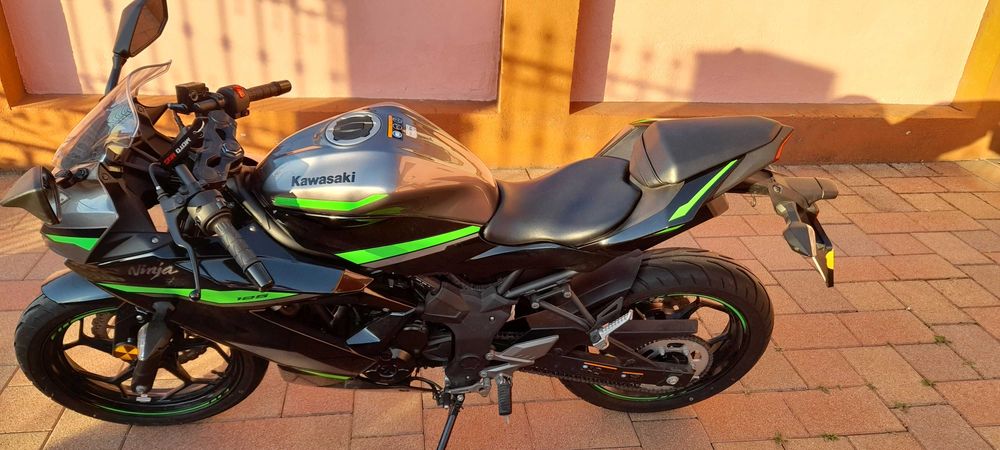 Vând motocicletă Kawasaki Ninja 125 model 2024