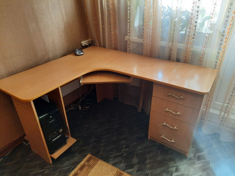 Продам компьютерный стол