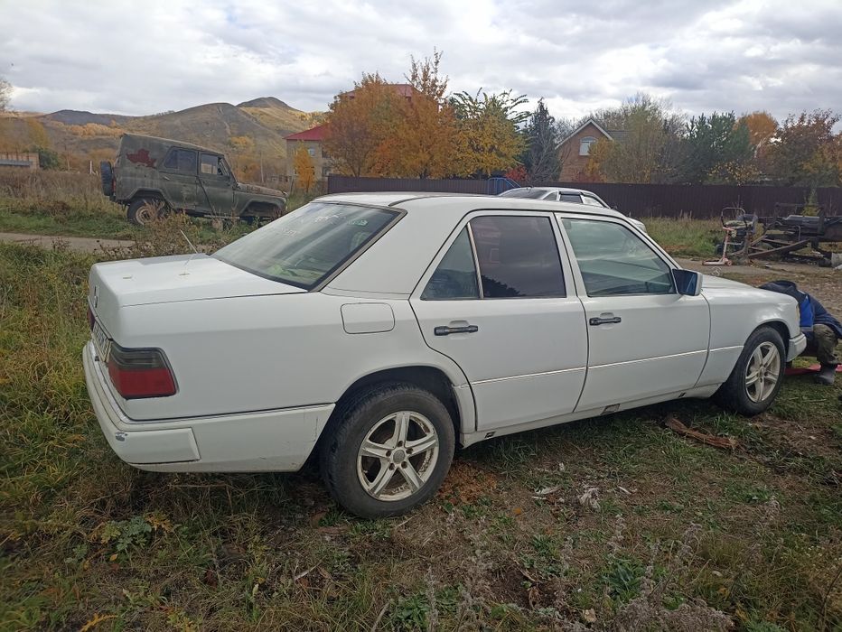 Мерседес E260. На запчасти