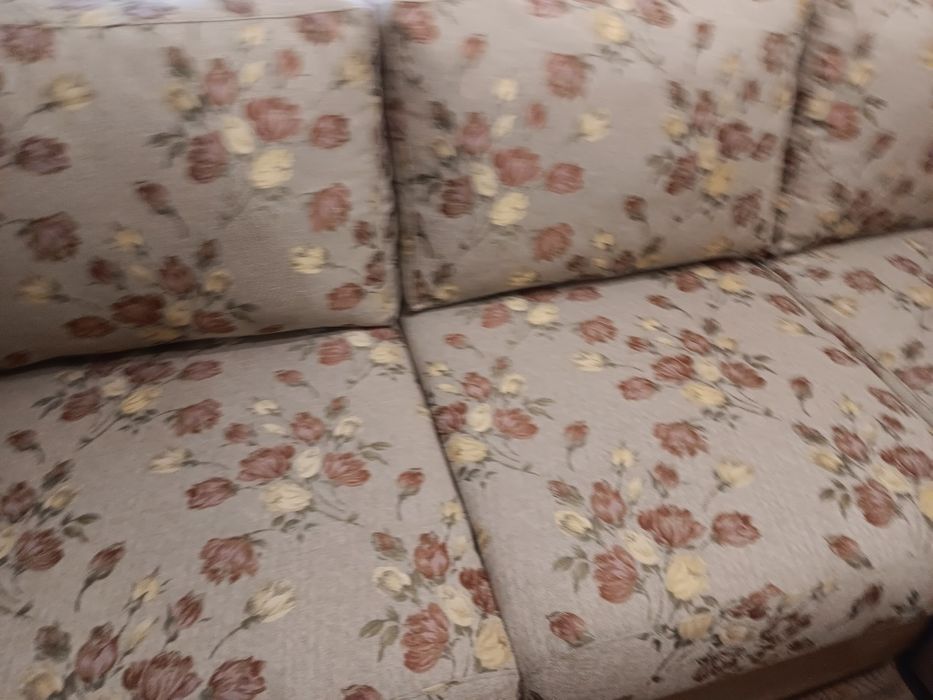 Продавам ъглов диван,изглежда като нов. Много запазен.