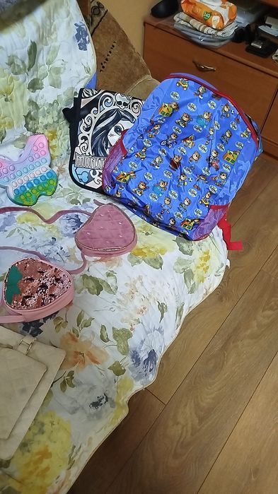 Продавам ученически раници и чантички