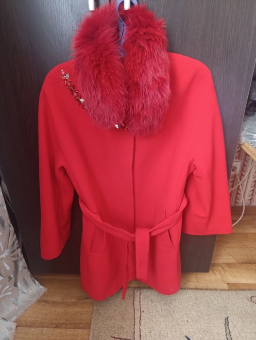 Красное пальто красивое