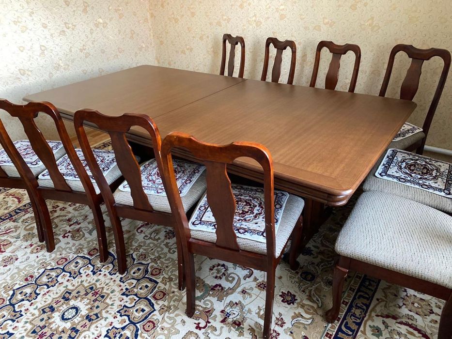 Стол со стульями