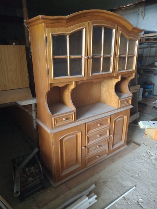 Mobila sufragerie este în stare buna ușile se închid perfect