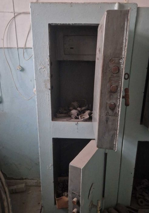 Советский  сейф и металлический шкафчик