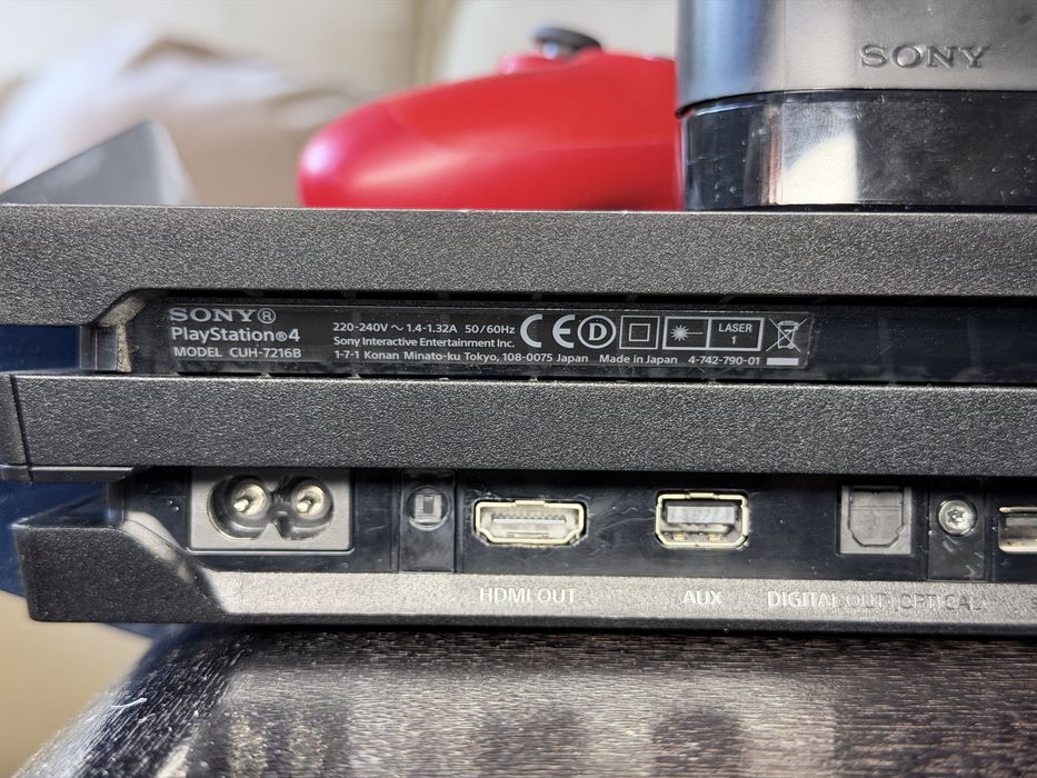 PS4 Pro + 2 джойстика + док. станция + игри