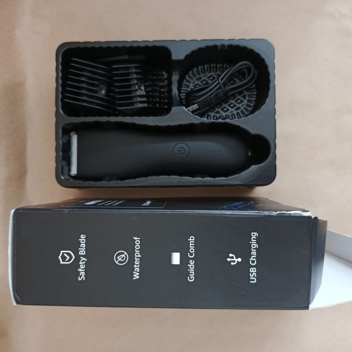 Aparat profesional de tuns / ras (trimmer)
BODY HAIR TRIMMER