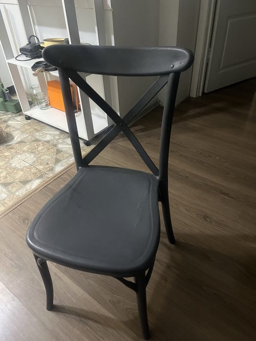 Стул, стол и круглый стол