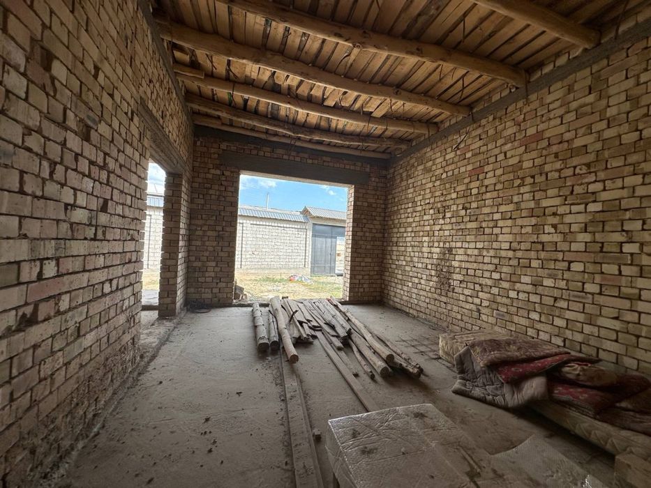 Учкахрамон постдан 8 км кирганда Мустакиллик махаллада 2,5 сотих короб