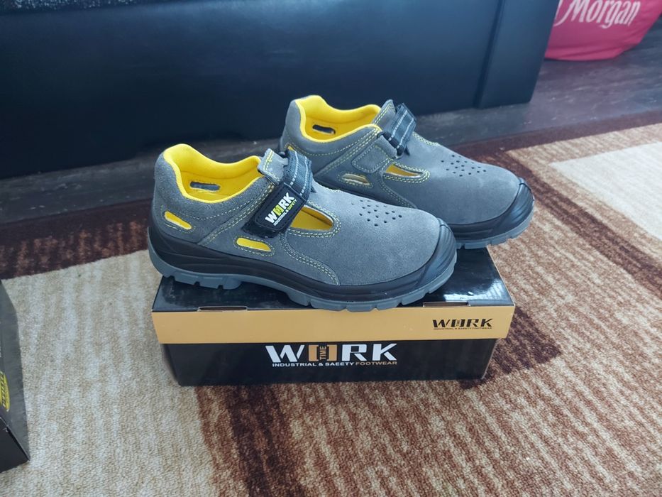 Продавам работни обувки