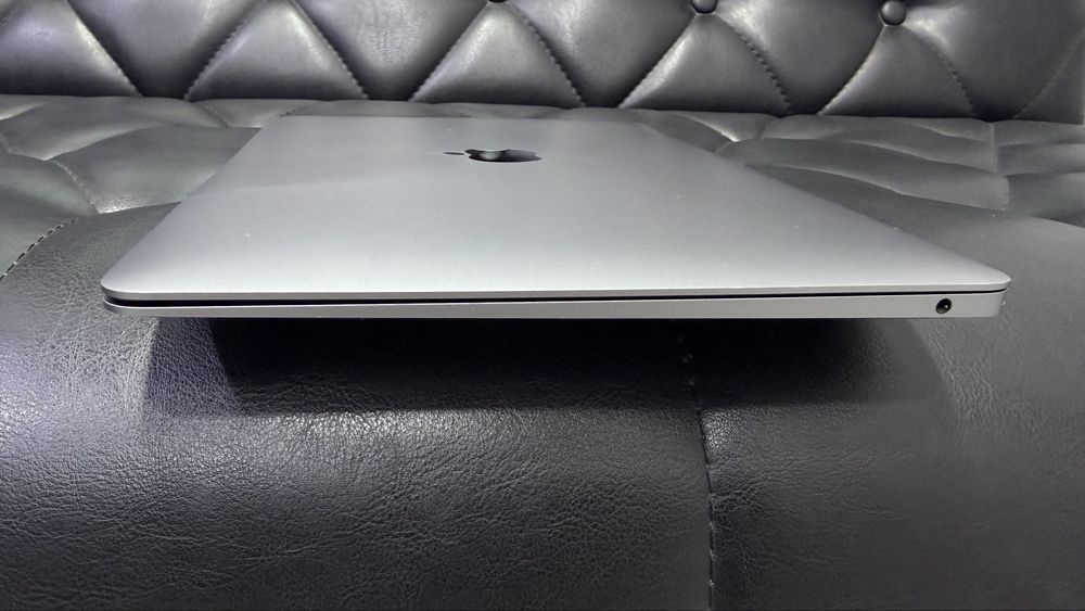 Apple MacBook Air M1 2020 года в среднем состояние  Американский