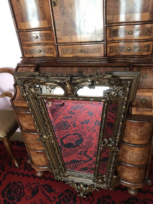 Oglindā Empire deosebitā