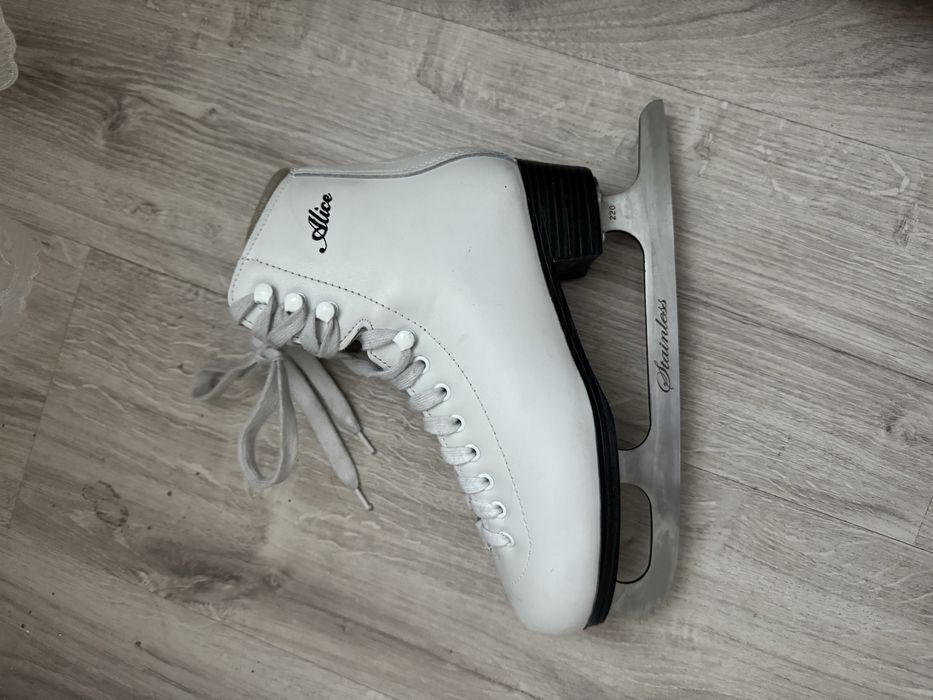 срочно продаються коньки