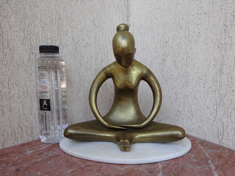Statueta Yoga 'asiatica meditand' - Piesa simbolica Superba
