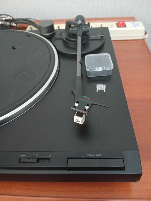 YAMAHA винтажный проигрыватель виниловых дисков.