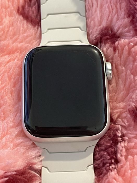 Apple Watch SE Series 2generation(GPS( ползван няколко пъти за мерене на пулс така че бих казал НОВ