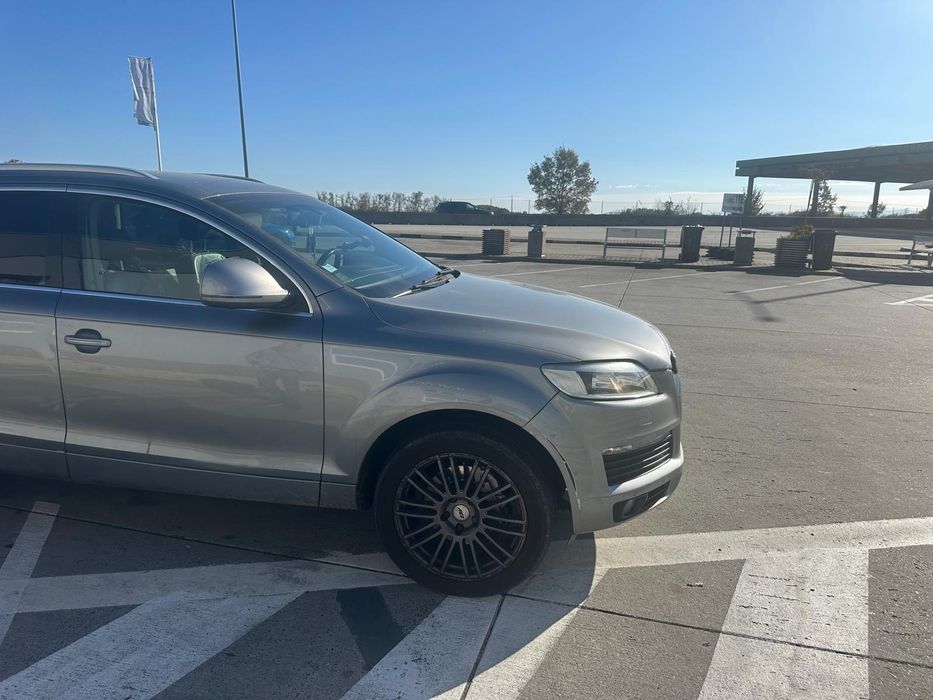 Masina Audi Q7 gri