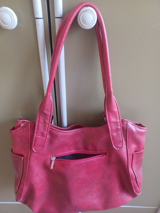 Червена запазена кожена чанта