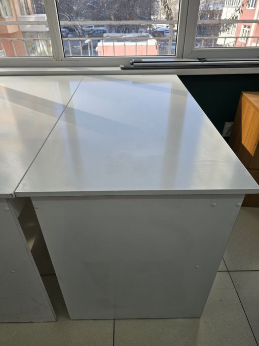 Стол офисный белый и стулья