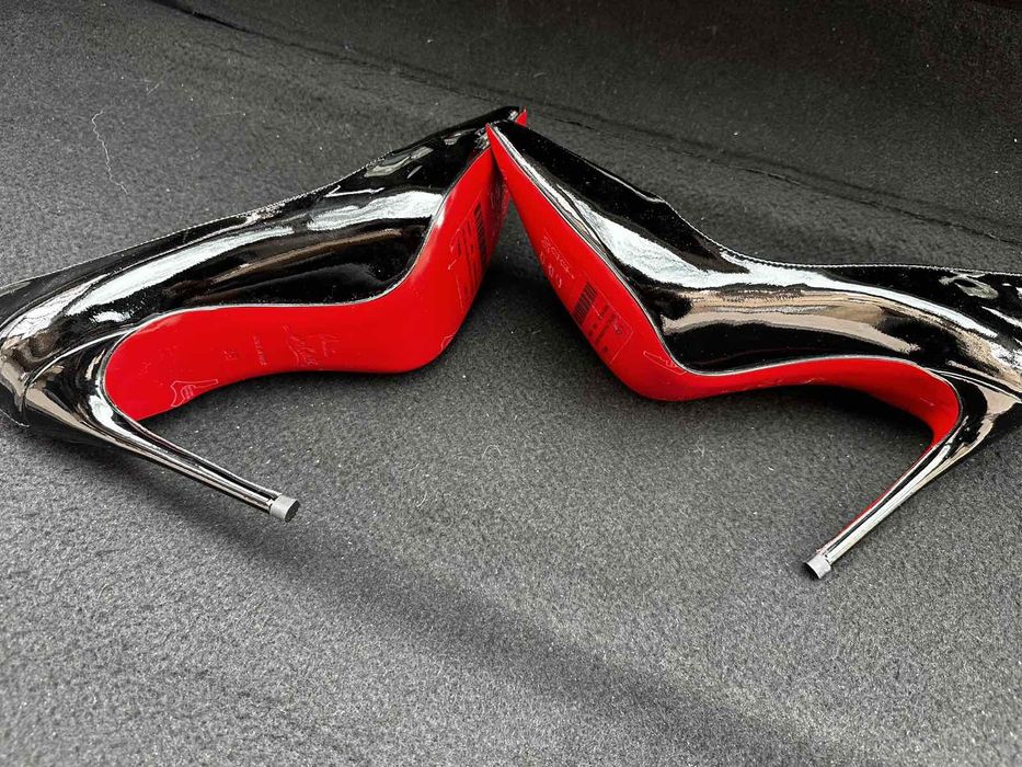 Елегантни обувки с червен ток • Christian Louboutin •