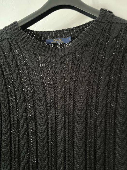 Рокля с дължина до коляното.