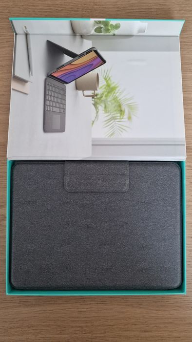Husa Logitech Folio Touch cu tastatura iluminata si trackpad pentru iPad Air gen 4 si 5