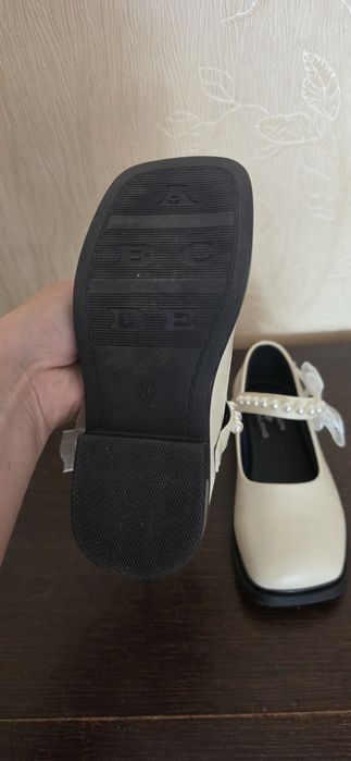 Продам новые туфли на девочку
