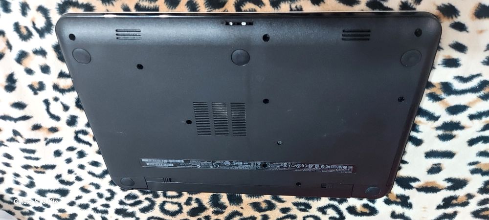 Vând laptop HP cu accesorii