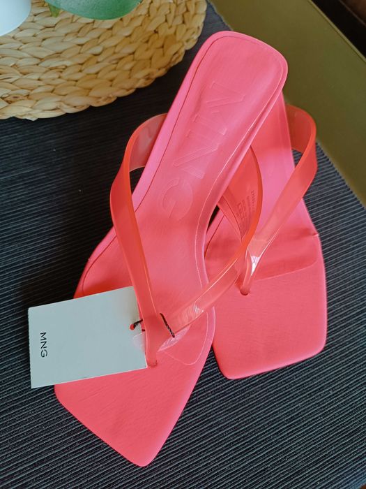 Нови чехли в розов цвят на Mango