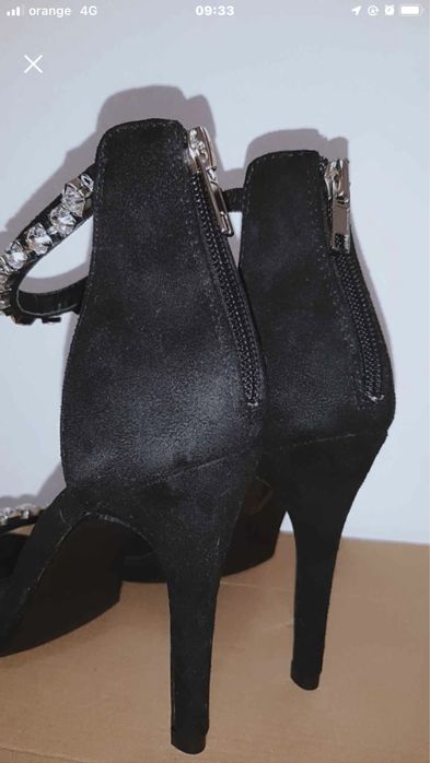 Vând sandale negre elegante