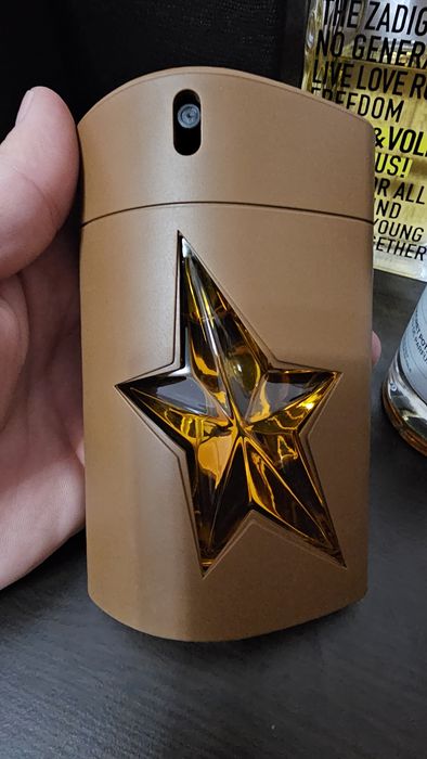 Продавам парфюмите на снимките цената е пакетна може и по отделно