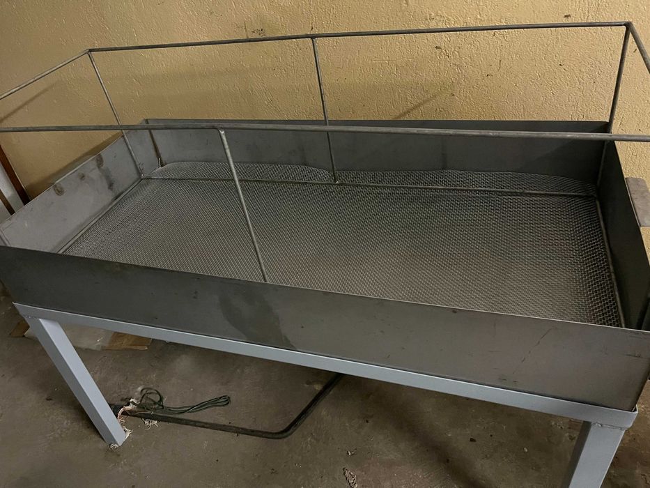 продавам пчеларско оборудване - центрофуга и вана за пчелни пити