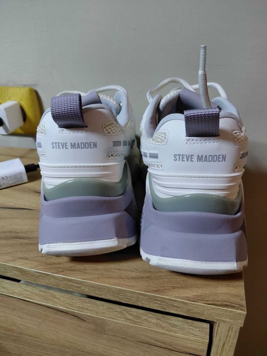 Бели сникърси и оранжеви обувки с ток Steve Madden маратонки Nike