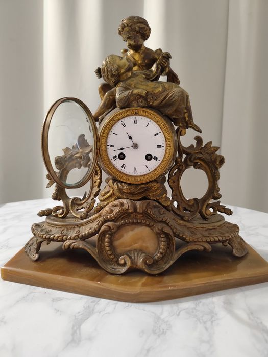 Антикварен бронзов часовник с ангели.