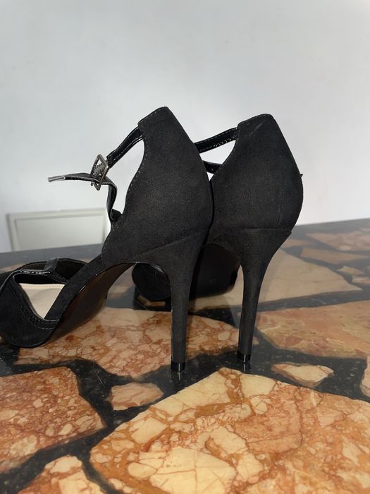 Pantofi cu toc noi cu eticheta