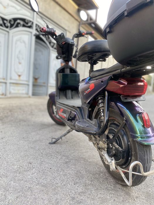 Skuter sotiladi 4 akumliyator yaxshi xolatta 40 km yuradi