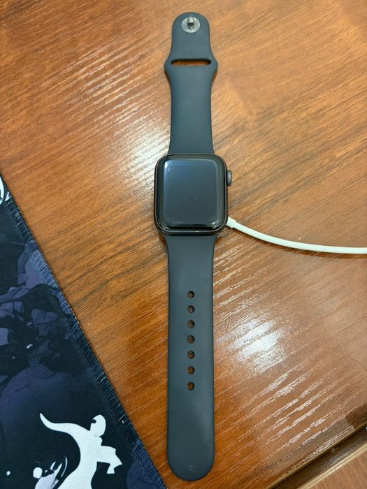 Продам Apple Watch SE
