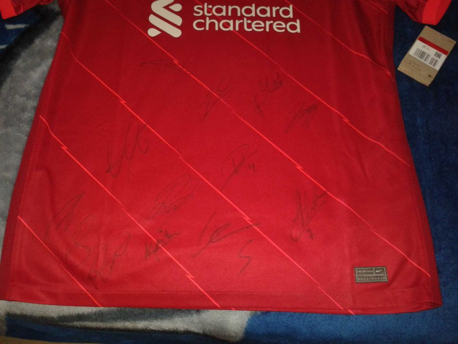 100% Оригинал с автографи! Liverpool/Ливърпул фланелка/тениска!