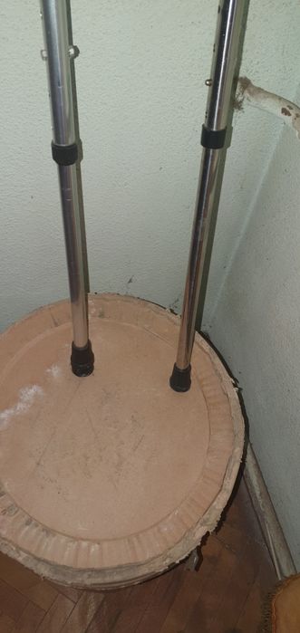 Vând 2 Bastoane  metalice reglabile pe înălțime!