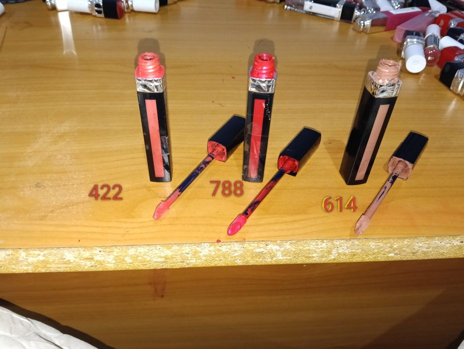 Продава червила гланцове на Диор!