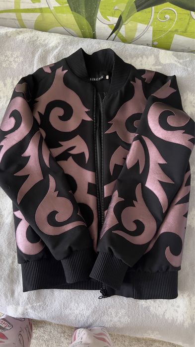 Продаю бомбер с орнаментами