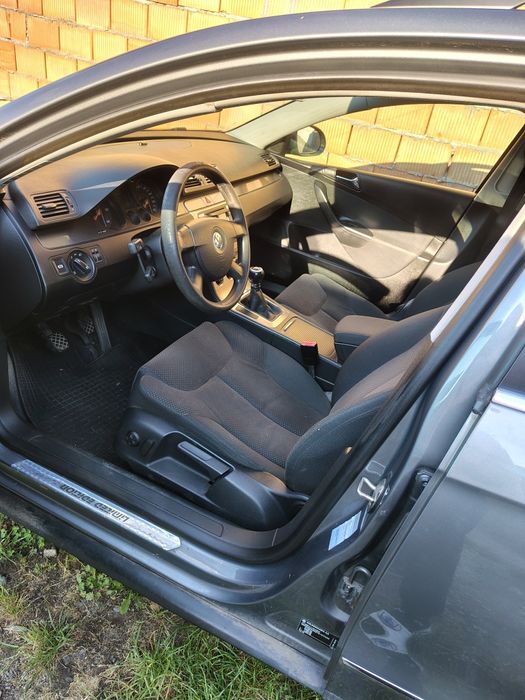 Vând Volkswagen Passat B6